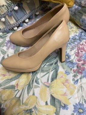 Dream Pairs Women's Beige Round-Toe Block Heel Pumps